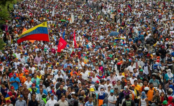 Miles de personas participan en una manifestación, este miércoles 3 de mayo de 2017, en Caracas (Venezuela). Efe.