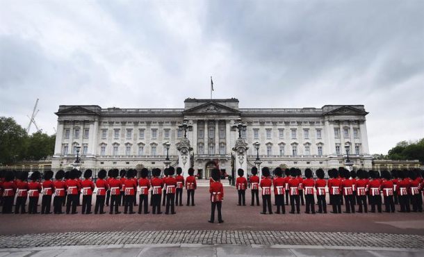 Soldados británicos en formación en el Palacio de Buckingham en Londres (Reino Unido). Archivo efe.