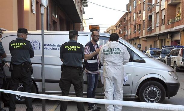Un furgón del Instituto de Medicina Legal traslada el cuerpo de una mujer de 55 años fallecida en Caudete (Albacete) por heridas de arma blanca, un suceso en relación al cual... Efe