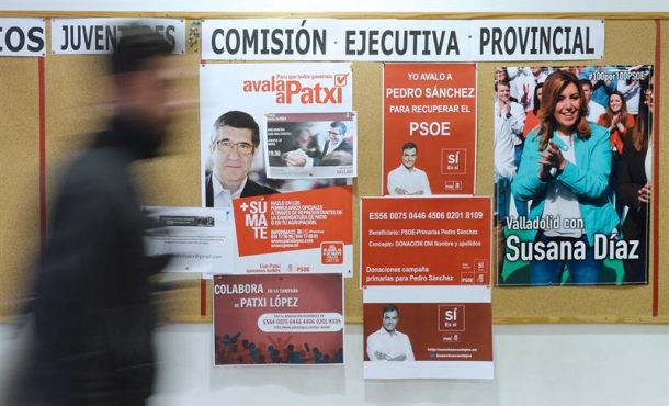 Un hombre pasa por delante de los carteles de apoyo a los tres candidatos a la Secretaría General del PSOE colocados en la sede del PSOE de Valladolid. Archivo Efe.