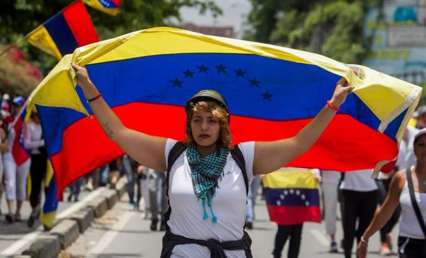Una mujer venezolana opositora participa en una manifestación hoy, sábado 6 de mayo del 2017 en la ciudad de Caracas (Venezuela). Efe.