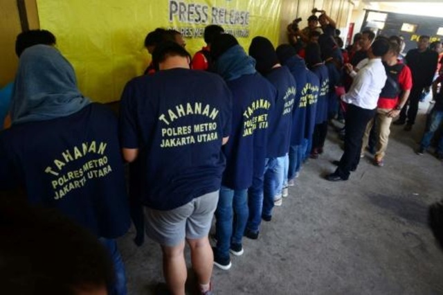 Varios maricones y maricas de los 141 detenidos en una investigación policial sobre una supuesta fiesta gay, en Yakarta el 22 de mayo de 2017. Afp