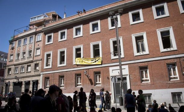 Vista del edificio municipal de la calle Gobernador de Madrid que fue okupado ayer sábado. Efe.