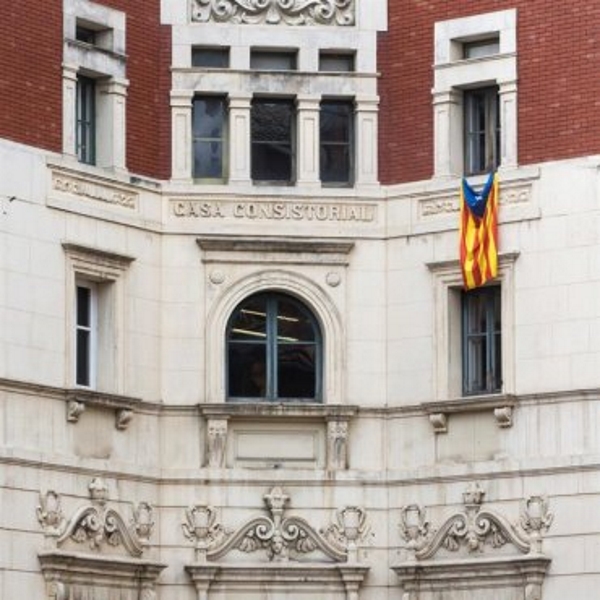 fachada del ayuntamiento con trapo separatista 'Estrellada', hoy en Berga (Barcelona), después el archivo de la causa contra la ultra Montserrat Venturós. Efe.