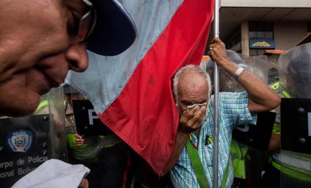 ifestantes discuten con agentes de la Policía Nacional Bolivariana hoy, viernes 12 de mayo de 2017, en Caracas (Venezuela). Efe.