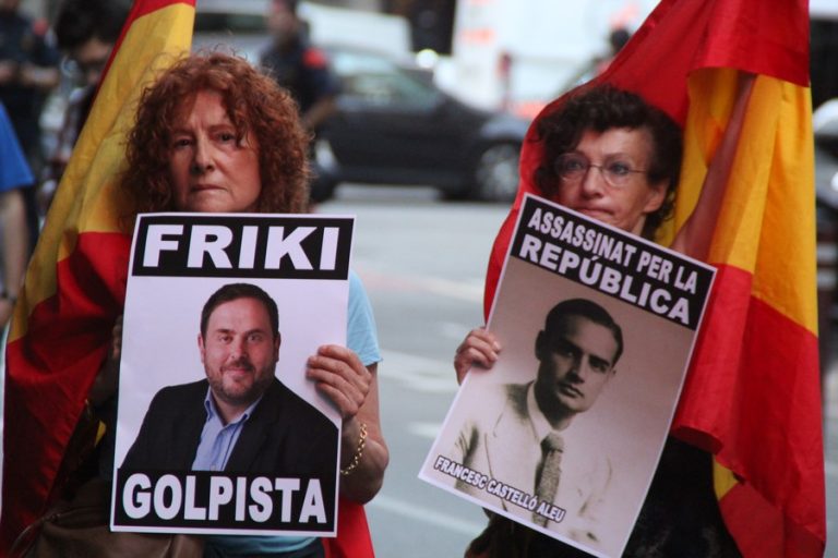 Medio millar de catalanes clama contra «vergüenza y golpistas de ERC» ante su sede de Barcelona
