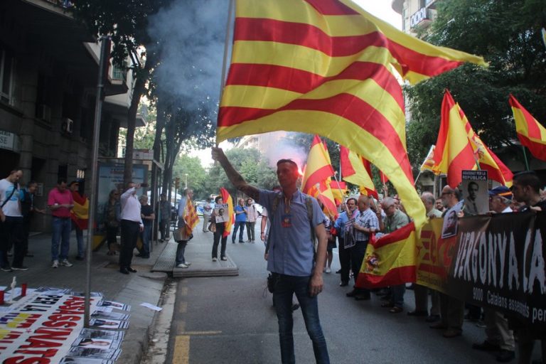 Centenares de catalanes claman contra el pasado oculto de ERC ante su sede de Barcelona