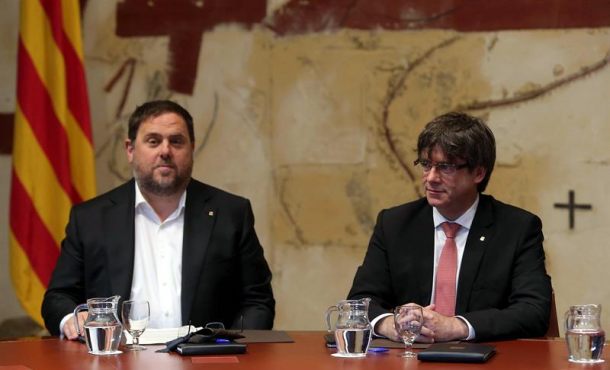 El presidente de la Generaldad de Cataluña, Carles Puigdemont, junto al vicepresidente catalán, Oriol Junqueras, al inicio de la reunión extraordinaria. efe