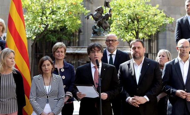 El presidente de la Generalidad, Carles Puigdemont (c), ha anunciado hoy, viernes 9 de junio de 2017. Efe