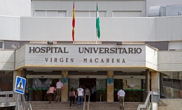 Acceso principal del Hospital Universitario Virgen Macarena de Sevilla. Archivo Efe.