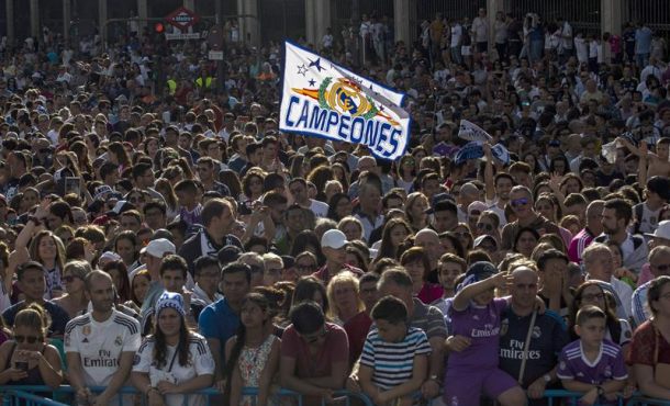 Aficionados del Real Madrid esperan la llegada del equipo madridista a la madrileña plaza de Cibeles, para celebrar el título conseguido de Liga de Campeones en la final disputada ayer. Efe.