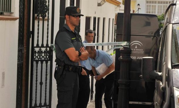 Agentes de la Guardia Civil en la puerta de la casa del barrio bajo de Arcos de la Frontera (Cádiz) donde anoche falleció por asfixia un bebé de unos ocho meses y su madre. Efe