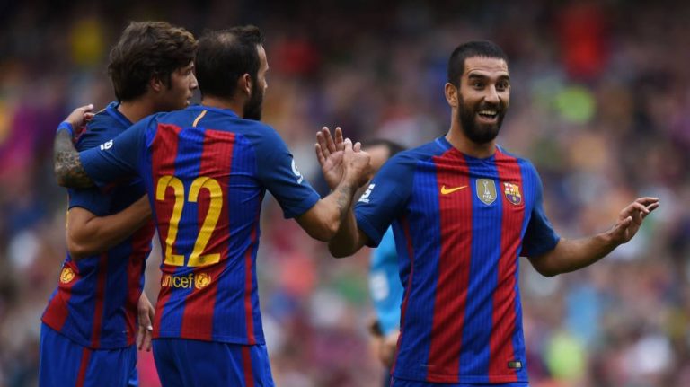Arda Turan, futbolista islamista de FC Barsa, agrede a la gente y arremete contra su seleccionador