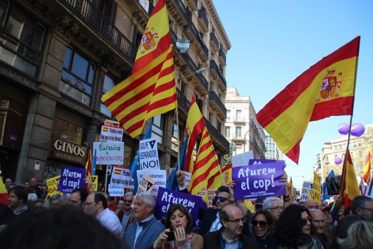 FOTOGRAFÍA. BARCELONA (CATALUÑA) REINO DE ESPAÑA, SÁBADO 19 DE MARZO DE 2017. Una marcha contra el "golpe separatista" recorre el centro de Barcelona a gritos de "Aturem el cop, per la llibertat, la Democracia i la Convivència" (Paramos el golpe, por la libertad, la Democracia y la Convivencia). Más de 13.000 catalanes, según cifra de la organización, inundaron hoy el centro de Barcelona contra el golpe de estado en Cataluña, que se avecina para septiembre de 2017, en la manifestación y concentración convocada por la plataforma "Societat Civil Catalana" Sociedad Civil Catalana- (SCC), que preside el activista presidente de la asociación "Impulso Ciudadanos", José Domingo Domingo. Lasvocesdelpueblo (Ñ Pueblo)