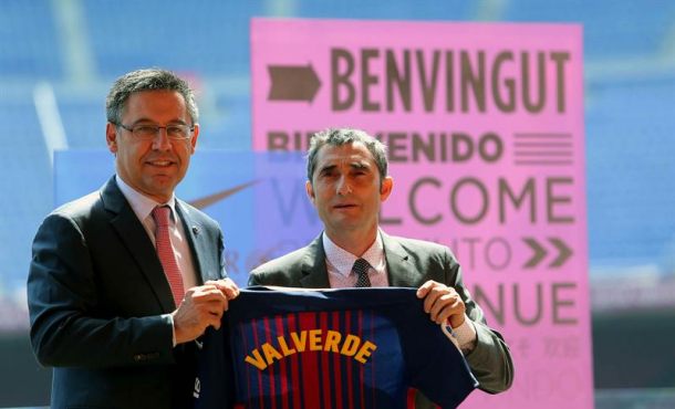 Bartomeu (i), entrenador fc Barsa,Valverde (d) Efe