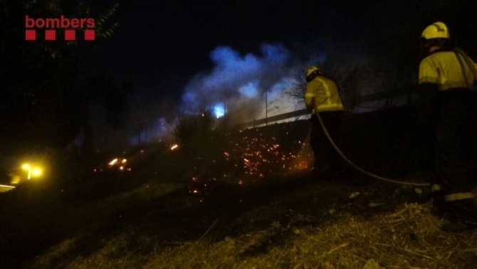Cataluña (España), Verbena de San Juan de 2017 en Cataluña. En la imagen, facilitada por el cuerpo de los bomberos de la Generalidad de Cataluña, los agentes. Lasvocesdelpueblo