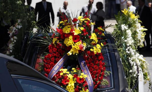 Centenares de familiares, amigos y vecinos de Ignacio Echeverría, el joven asesinado el pasado fin de semana en los atentados de Londres. Efe.