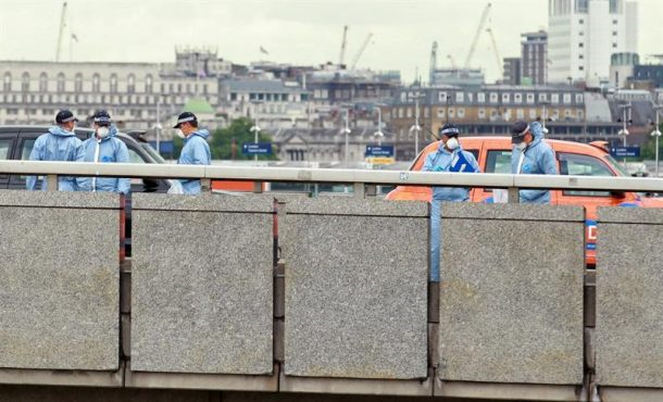 Crime scene investigators search for evidence on London Bridge a day after the previous night's terrorist incident in London, Britain. Efe.