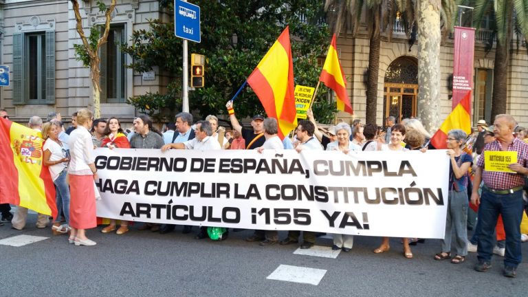 Centenares de catalanes exigen el cumplimiento de la Ley ante Delegación de Gobierno