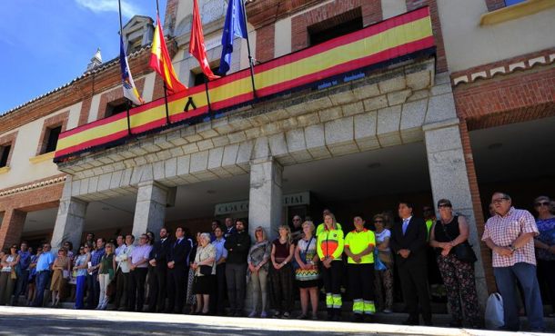 El Ayuntamiento de Las Rozas (Madrid) ha guardado este mediodía un minuto de silencio en memoria de Ignacio Echevarría. Efe.