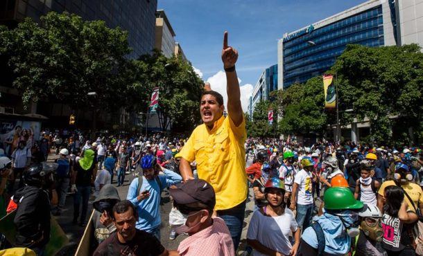 El diputado José Manuel Olivares (c) participa junto a cientos de personas en una manifestación opositora. Efe.