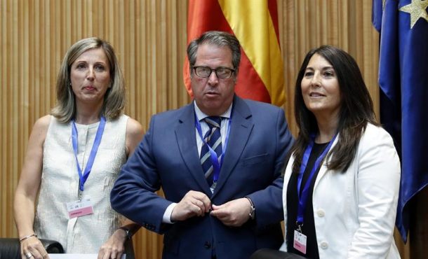 El director general de Tráfico, Gregoio Serrano (c), la directora del Servicio catalán de Tránsito, Maria Eugenia Doménech (d), y la directora de Tráfico del País Vasco. Efe.