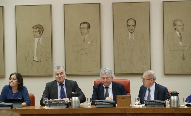 El extesorero del PP Luis Bárcenas (2i), hoy, lunes 26 de junio de 2017, en el Congreso durante su comparecencia en la comisión de investigación de la supuesta financiación ilegal del PP. Efe