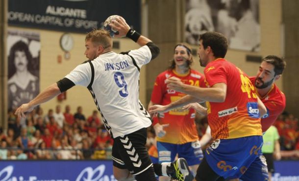 El jugador de la selección finlandesa de balonmano Kristian Jansson (i) lanza ante el extremo derecho de la selección española Ferran Solé (d), durante el encuentro... Efe