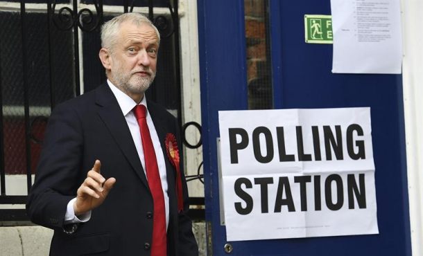 El líder laborista Jeremy Corbyn saluda antes de ejercer su derecho al voto en un colegio electoral en el distrito de Islington en Londres (Reino Unido) hoy, 8 de junio de 2017. Efe