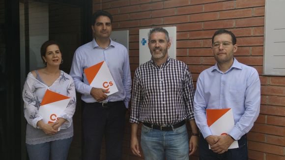 El portavoz local de Cs en Sna Cugat Del Vallés, Aldo Ciprian, segunda posición a la izquierda, durante un acto de su partido el pasado 10 de junio de 2017. Lasvocesdelpueblo.