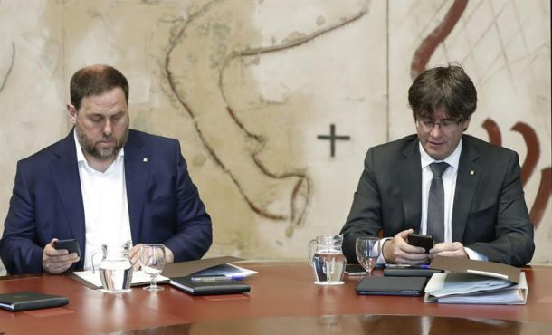 El presidente de la Generalidad de Cataluña, Carles Puigdemont, y el vicepresidente, Oriol Junqueras (i), durante la reunión de gobierno habitual de cada martes. Efe.