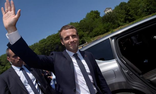 El presidente francés Emmanuel Macron saluda tras su victoria. Efe.