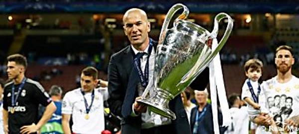 El técnico del Real Madrid con su tercera copa de Europa, una como entrenador del Real Madrid y dos como jugador. Lasvocesdelpueblo