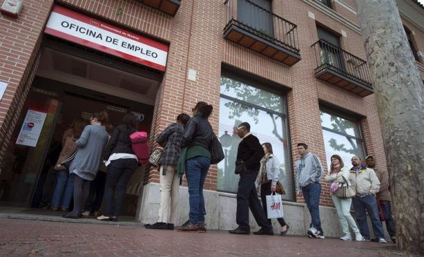 En la foto, un grupo de personas hacen cola en un a oficina del INEM. Archivo Efe.