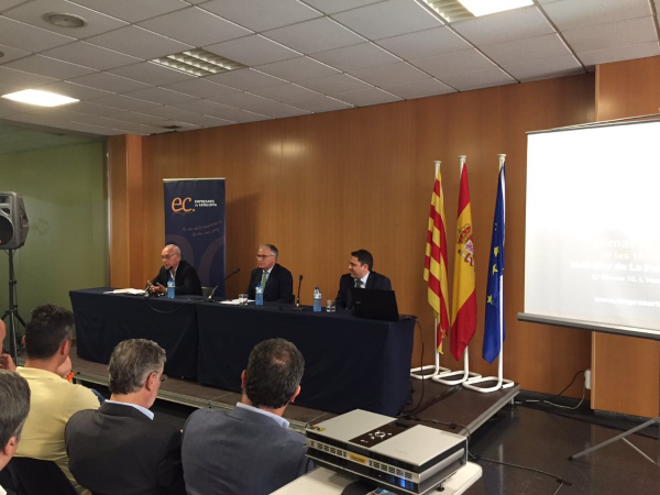 En la imagen, el presidente de Empresarios de Cataluña, Josep Bou (c), y Carlos Rivadulla (d), el vicepresidente de Empresarios de Cataluña. Lasvocesdelpueblo