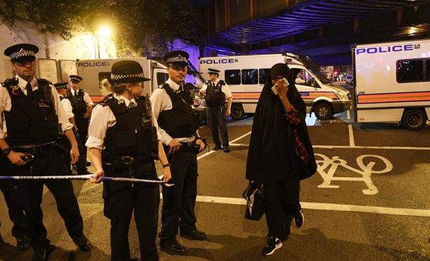 FA0023. London (United Kingdom), 19.06.2017.- Onlookers walk by a police cordon near Finsbury Park, after a van collision incident in north London, Britain, 19 June 2017. Efe