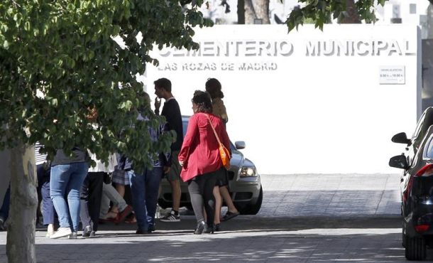 Familiares del español Ignacio Echeverría, fallecido el sábado pasado en los atentados de Londres, en el tanatorio de Las Rozas. Efe.