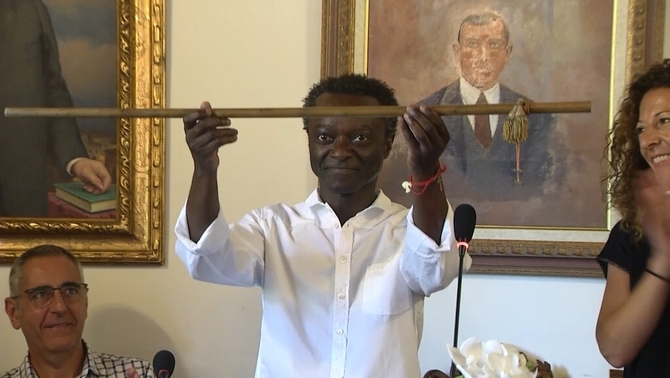 Guillem Balboa, el primer alcalde negro de las islas baleares (España), desde hoy, 17 d ejunio de 2017. en una imagen de tv3. lasvocesdelpueblo