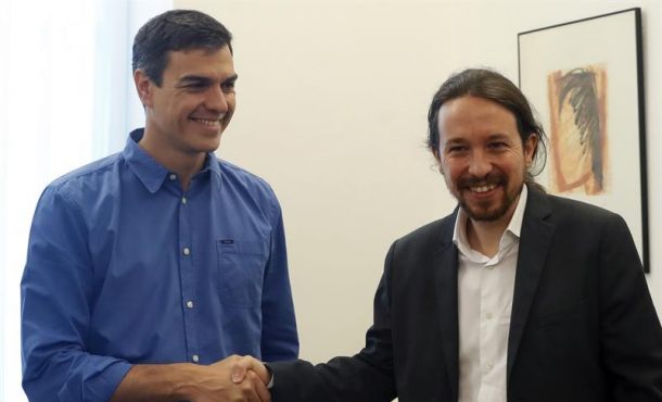 Hoy a Madrid (España), martes 27 de junio de 2017. Los secretarios generales del PSOE, Pedro Sánchez (i), y de Podemos, Pablo Iglesias, se saludan antes de mantener en el Congreso. Efe