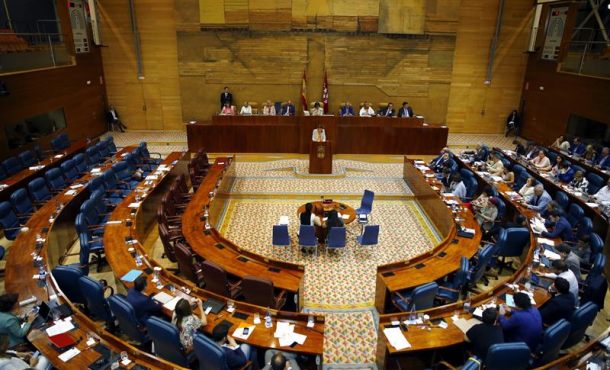 La bancada del PP vacía al abandonar todos los diputados y miembros del Gobierno regional, incluida la presidenta de la Comunidad. Efe