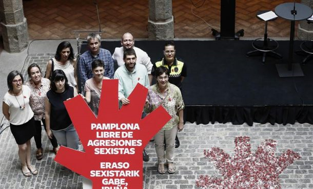 Una mano roja con «Pamplona Libre de Agresiones Sexistas», compromiso para Sanfermines 2017