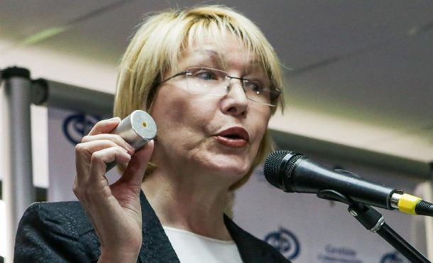 La fiscal general de Venezuela, Luisa Ortega Díaz, sostiene un cartucho de bomba lacrimógena, durante una rueda de prensa el 24 de mayo de 2017, en Caracas (Venezuela). Efe.