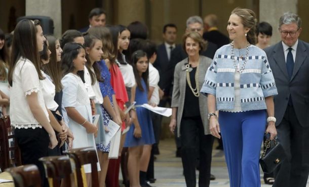 La infanta Elena a su llegada a la entrega de los galardones del XXVI Concurso de Pintura Infantil y Juvenil de Patrimonio Nacional, hoy en el Palacio de El Pardo. Efe.