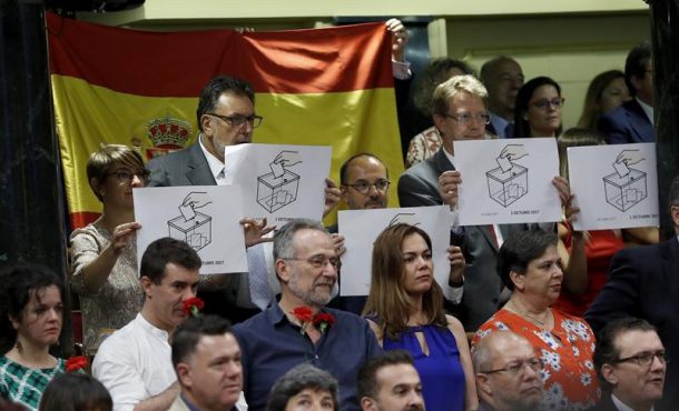 Los diputados separatistas de Convergencia (PdeCAT) en el Congreso de los Diputados del Reino de España exhiben carteles con una urna para reivindicar el referéndum ilegal. Efe