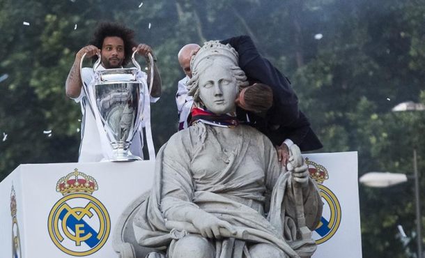 Los jugadores del Real Madrid, Sergio Ramos (d) y el brasileño Marcelo (i), durante la visita del equipo blanco a la madrileña plaza de Cibeles para celebrar.. Efe.
