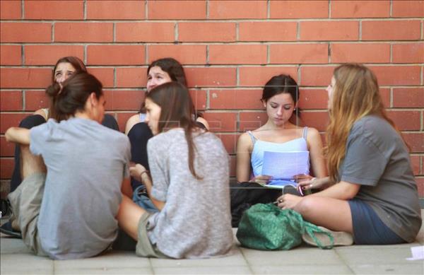 Madrid (España), 15 de abril de 2015. (Efe)-. Galicia tiene los docentes peor pagados y el País Vasco los que más cobran. Las retribuciones brutas comunes.. Efe