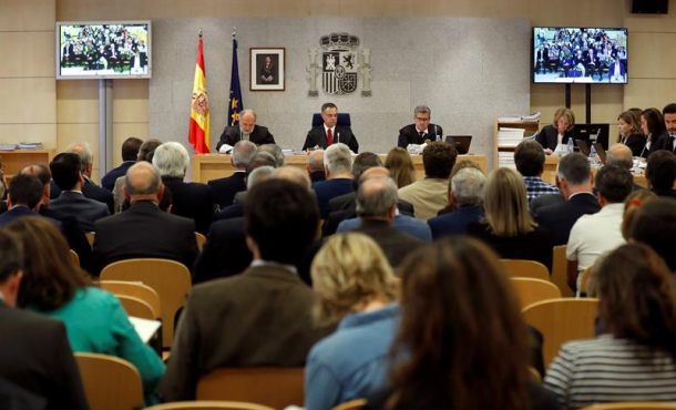 Madrid (España), jueves 29 de junio de 2017.El presidente del tribunal, Ángel Hurtado (fondo-c), junto a los magistrados José Ricardo de Prada (fondo-d) y Julio de Diego (fondo-i). Archivo Efe.