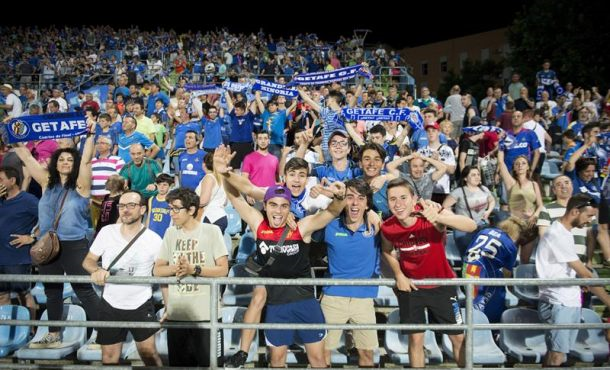 Madrid (Getafe) España, sábado 17 de junio de 2017. La afición del Getafe celebra la victoria de su equipo frente al Huesca tras el partido de vuelta... Efe.