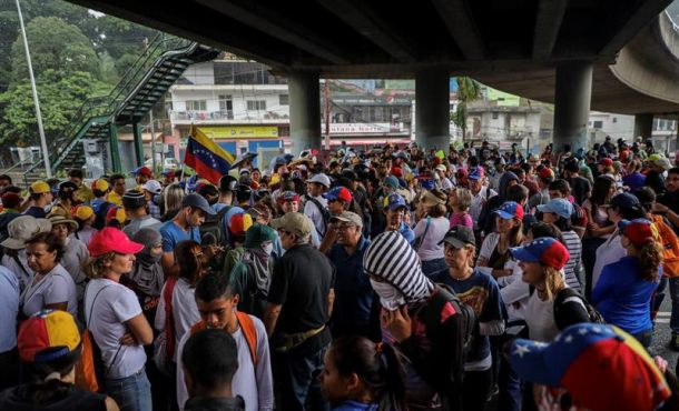 Manifestantes opositores participan en una marcha hacia la sede del Poder Electoral hoy, jueves 29 de junio de 2017, en Caracas (Venezuela). Efe.