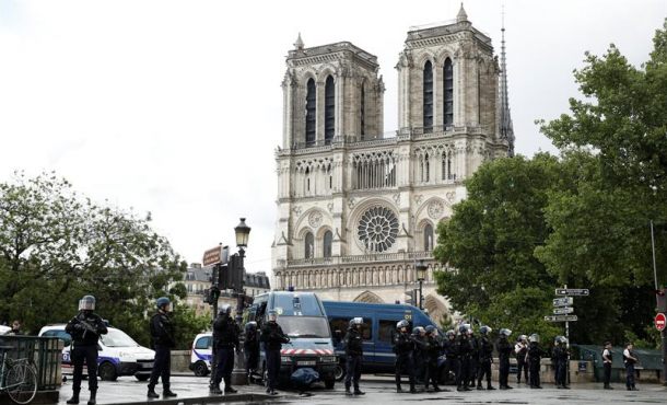Miembros de la policía acordan las inmediaciones de la catedral de Notre Dame de París, Francia donde un agente disparó a un hombre. Archivo Efe.